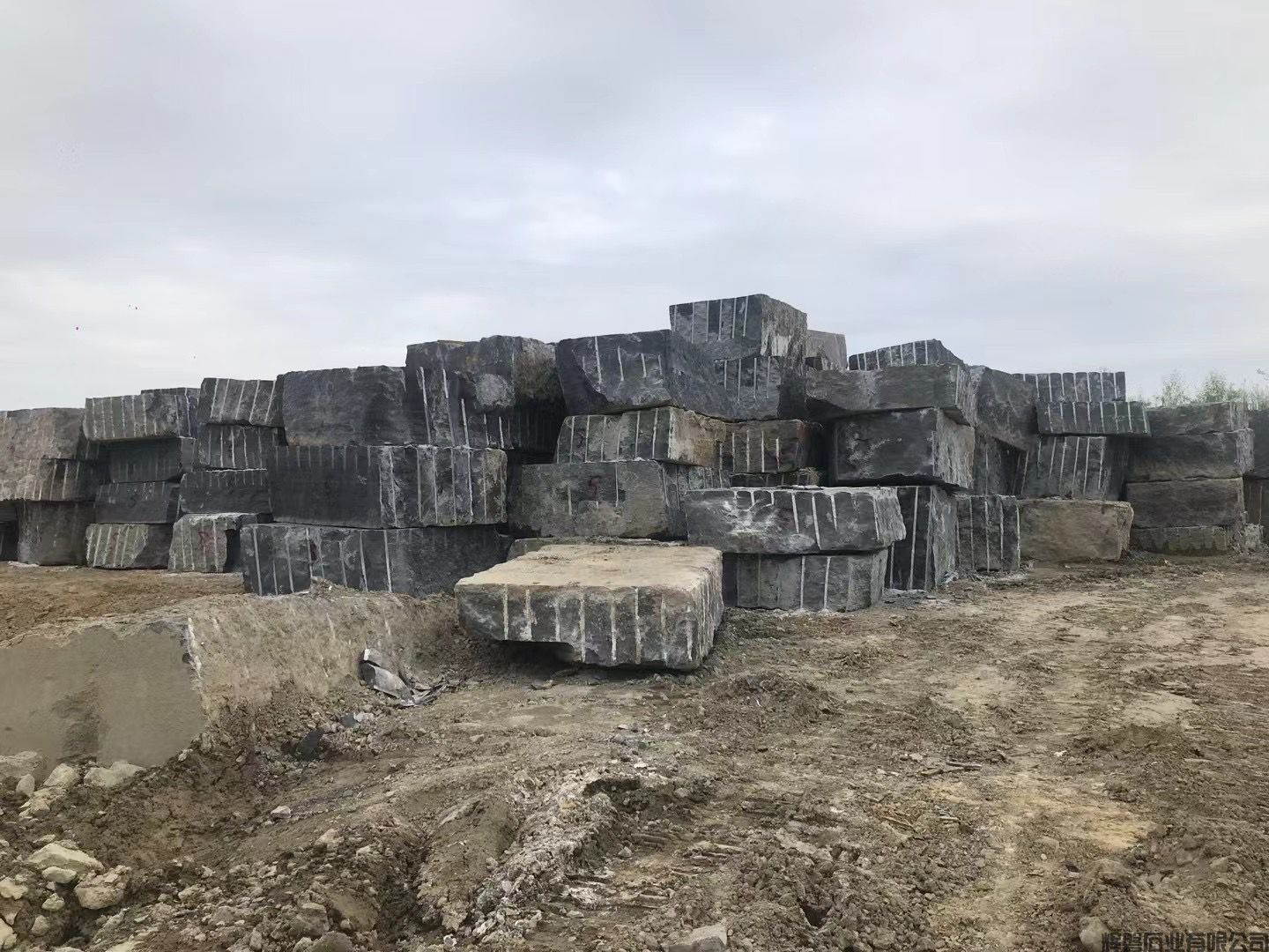 宜宾黑矿山原石荒料.jpeg