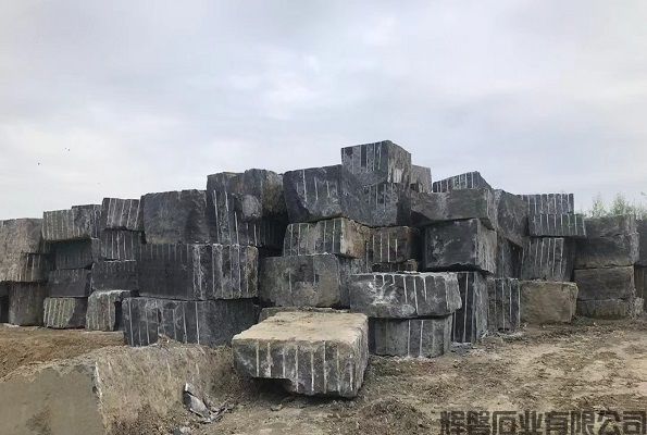 宜宾黑矿山原石荒料.jpeg